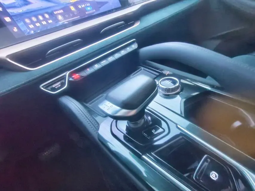 2021 Geely Monjaro 2.0T 218HP L4 7DCT,autocango,china used car exporter,china ev exporter,chinese used car exporter,chinese used ev exporter