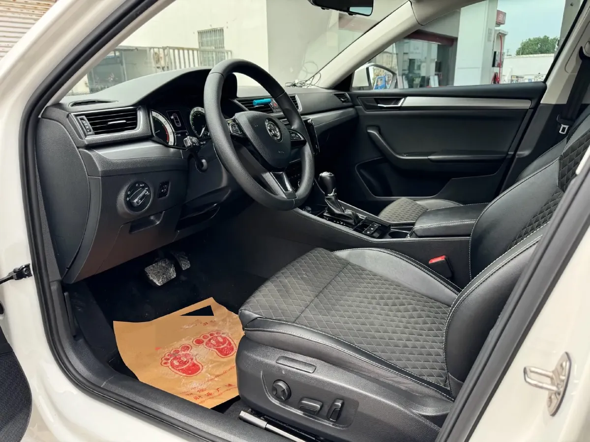 2018 Skoda Superb 1.8T 180HP L4 7DCT,autocango,china used car exporter,china ev exporter,chinese used car exporter,chinese used ev exporter