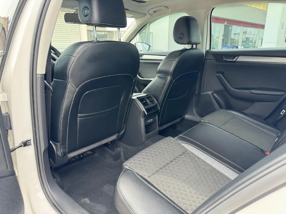 2018 Skoda Superb 1.8T 180HP L4 7DCT,autocango,china used car exporter,china ev exporter,chinese used car exporter,chinese used ev exporter