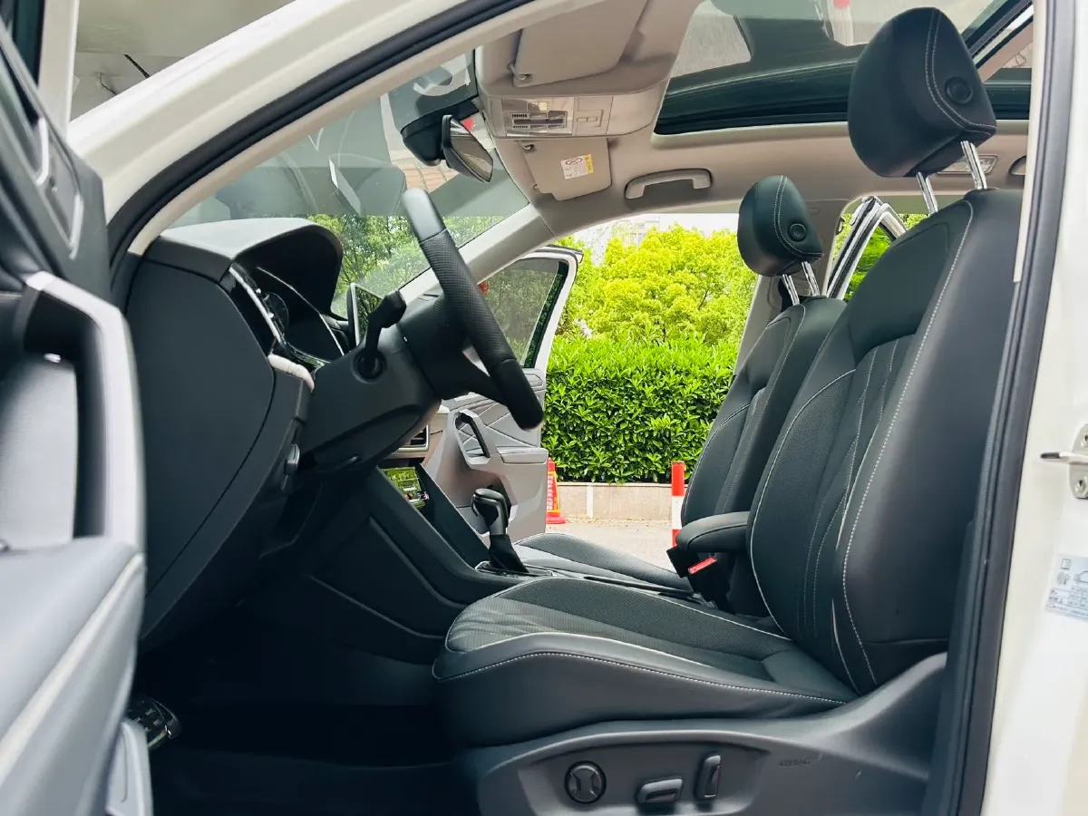 2023 Volkswagen Tiguan L 2.0T 186HP L4 7DCT,autocango,china used car exporter,china ev exporter,chinese used car exporter,chinese used ev exporter