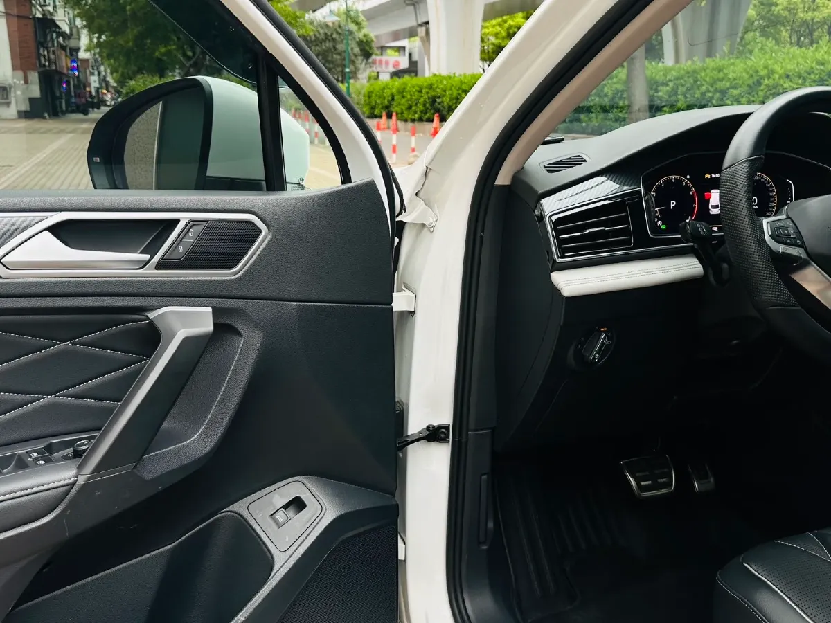 2023 Volkswagen Tiguan L 2.0T 186HP L4 7DCT,autocango,china used car exporter,china ev exporter,chinese used car exporter,chinese used ev exporter