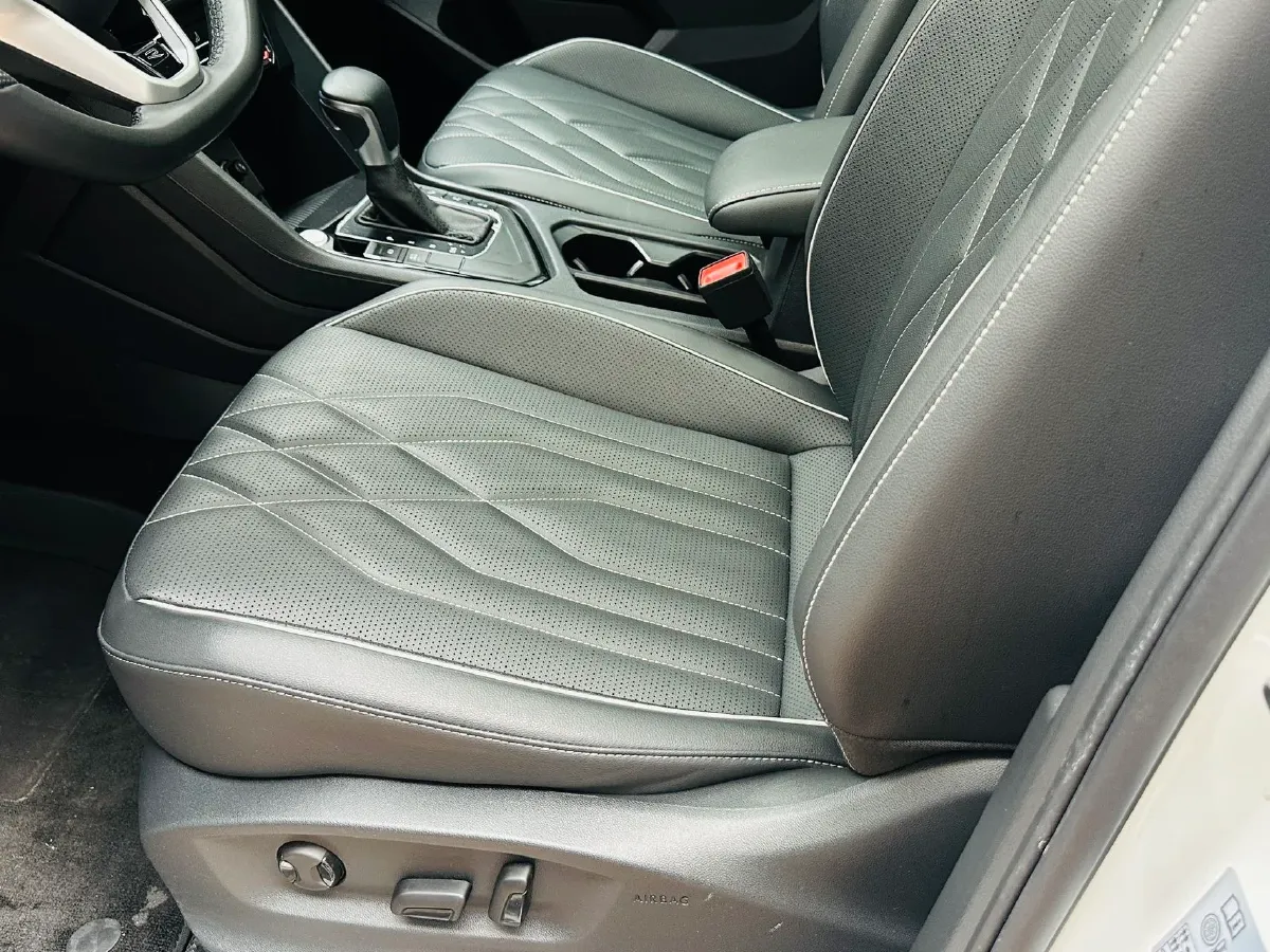 2023 Volkswagen Tiguan L 2.0T 186HP L4 7DCT,autocango,china used car exporter,china ev exporter,chinese used car exporter,chinese used ev exporter