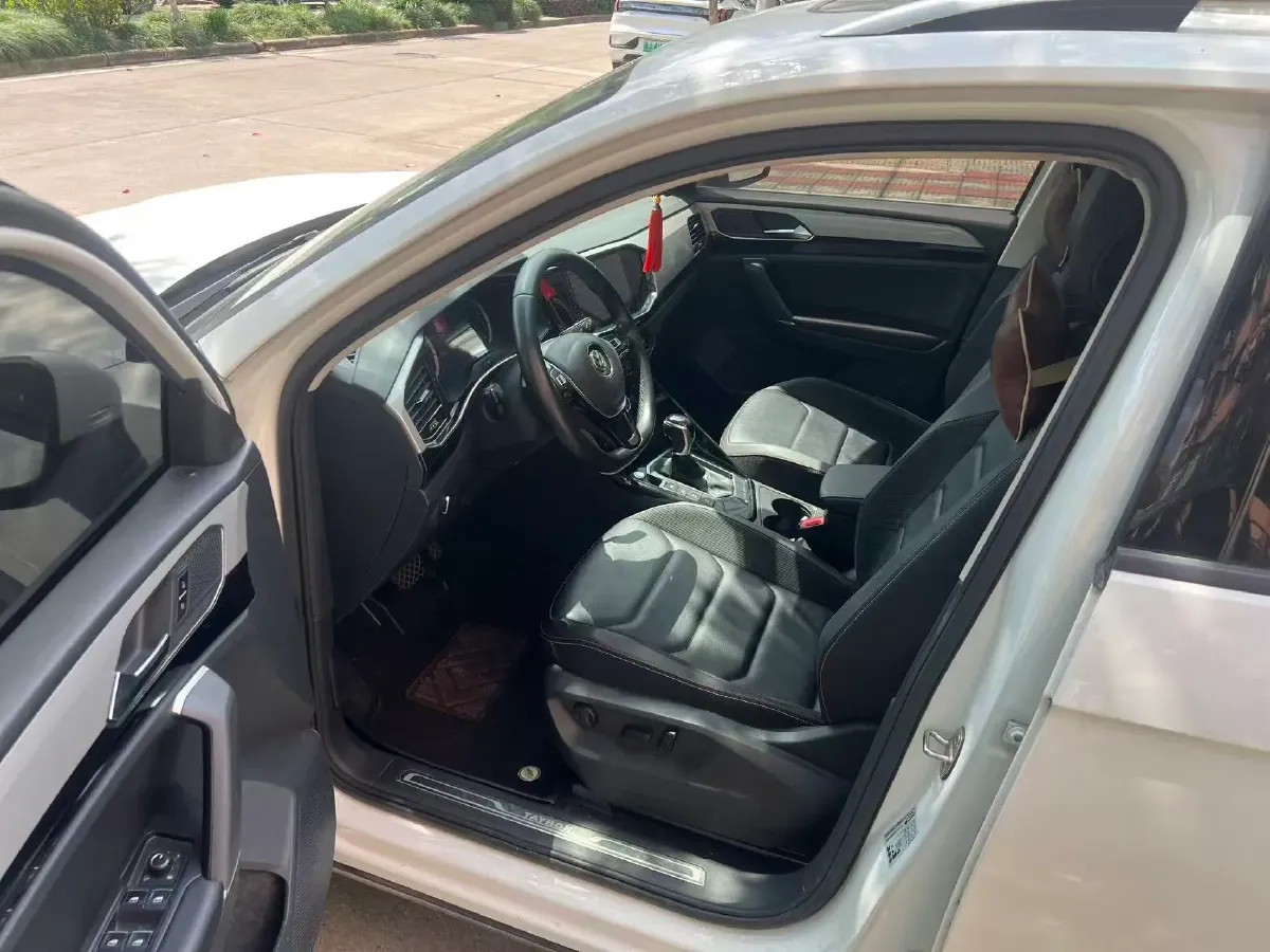 2019 Jeep Cherokee 2.0T 234HP L4 9AT,autocango,china used car exporter,china ev exporter,chinese used car exporter,chinese used ev exporter