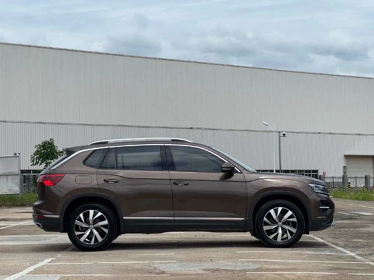 2019 Jeep Cherokee 2.0T 234HP L4 9AT,autocango,china used car exporter,china ev exporter,chinese used car exporter,chinese used ev exporter