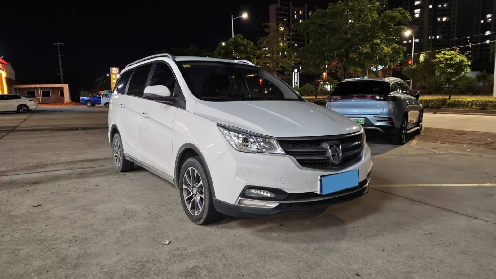 2019 BaoJun 730 1.5L 105HP L4 6MT,autocango,china used car exporter,china ev exporter,chinese used car exporter,chinese used ev exporter