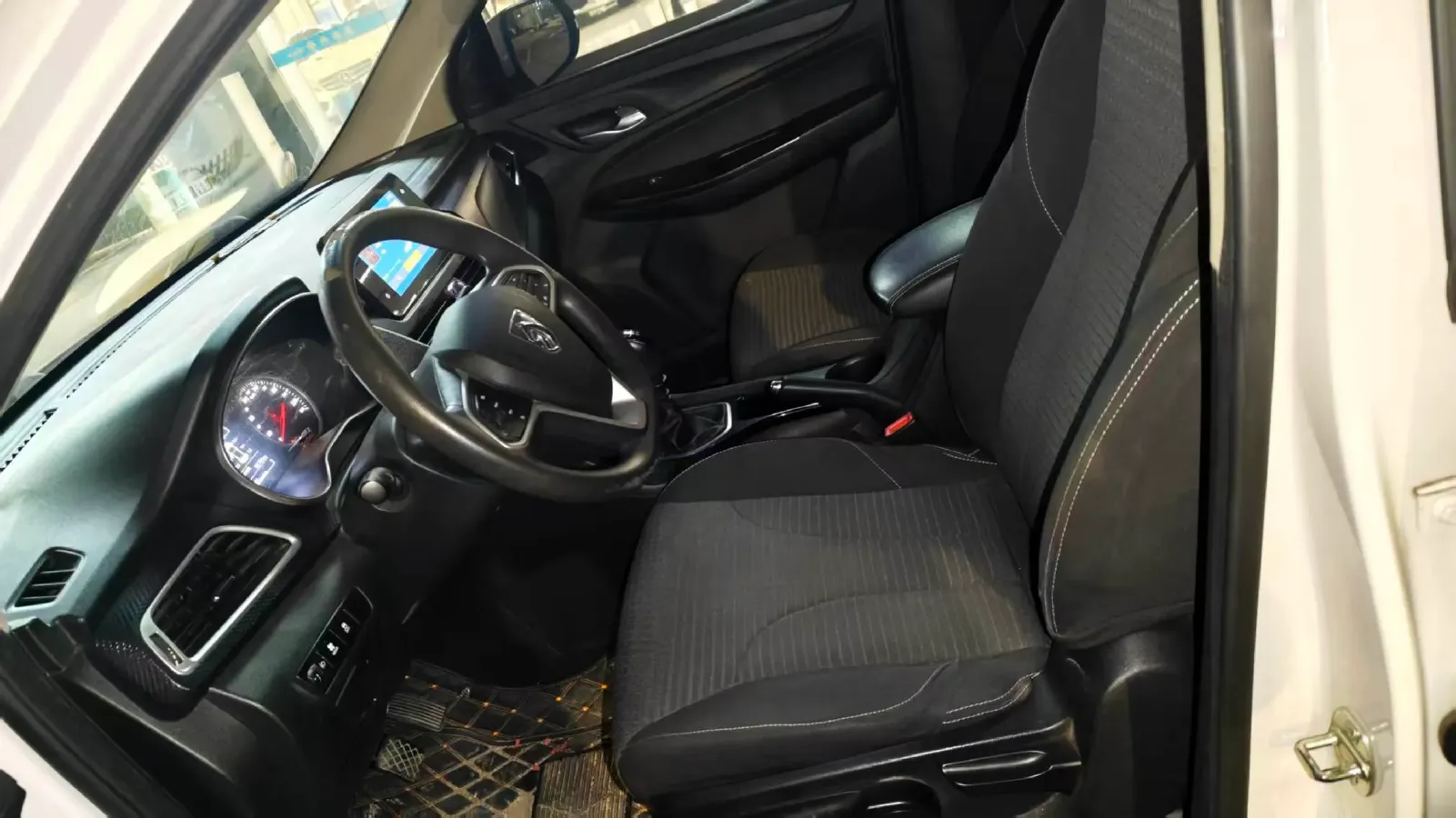 2019 BaoJun 730 1.5L 105HP L4 6MT,autocango,china used car exporter,china ev exporter,chinese used car exporter,chinese used ev exporter