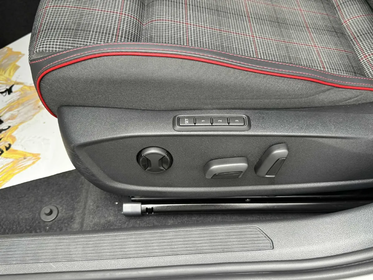 2025 Volkswagen GolfGTI 2.0T 220HP L4 7DCT,autocango,china used car exporter,china ev exporter,chinese used car exporter,chinese used ev exporter