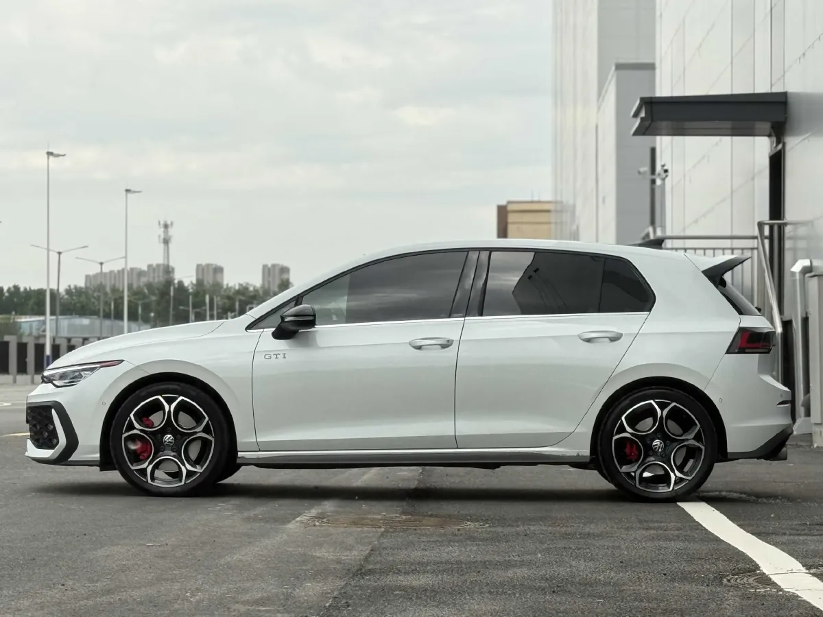 2025 Volkswagen GolfGTI 2.0T 220HP L4 7DCT,autocango,china used car exporter,china ev exporter,chinese used car exporter,chinese used ev exporter