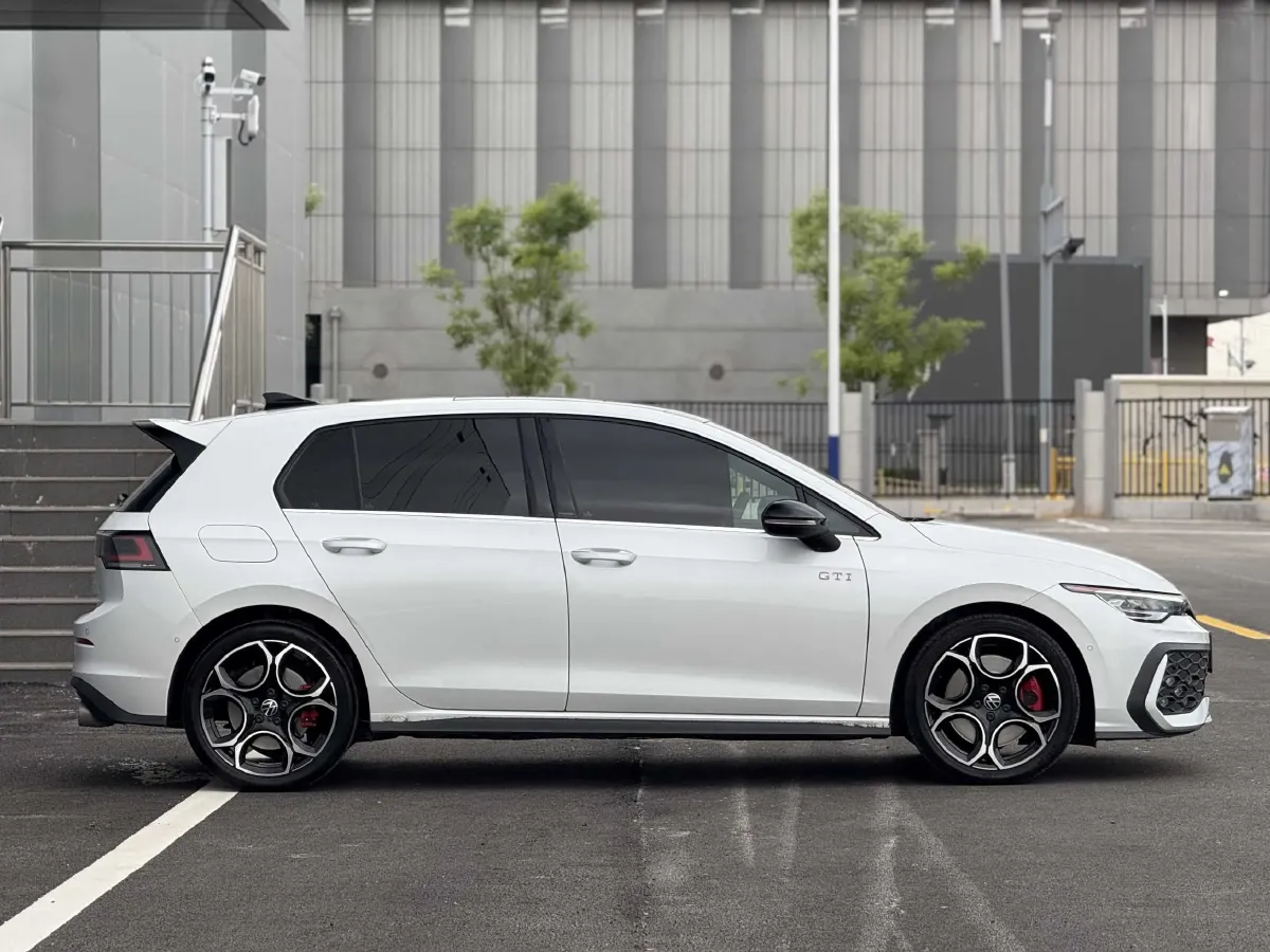 2025 Volkswagen GolfGTI 2.0T 220HP L4 7DCT,autocango,china used car exporter,china ev exporter,chinese used car exporter,chinese used ev exporter