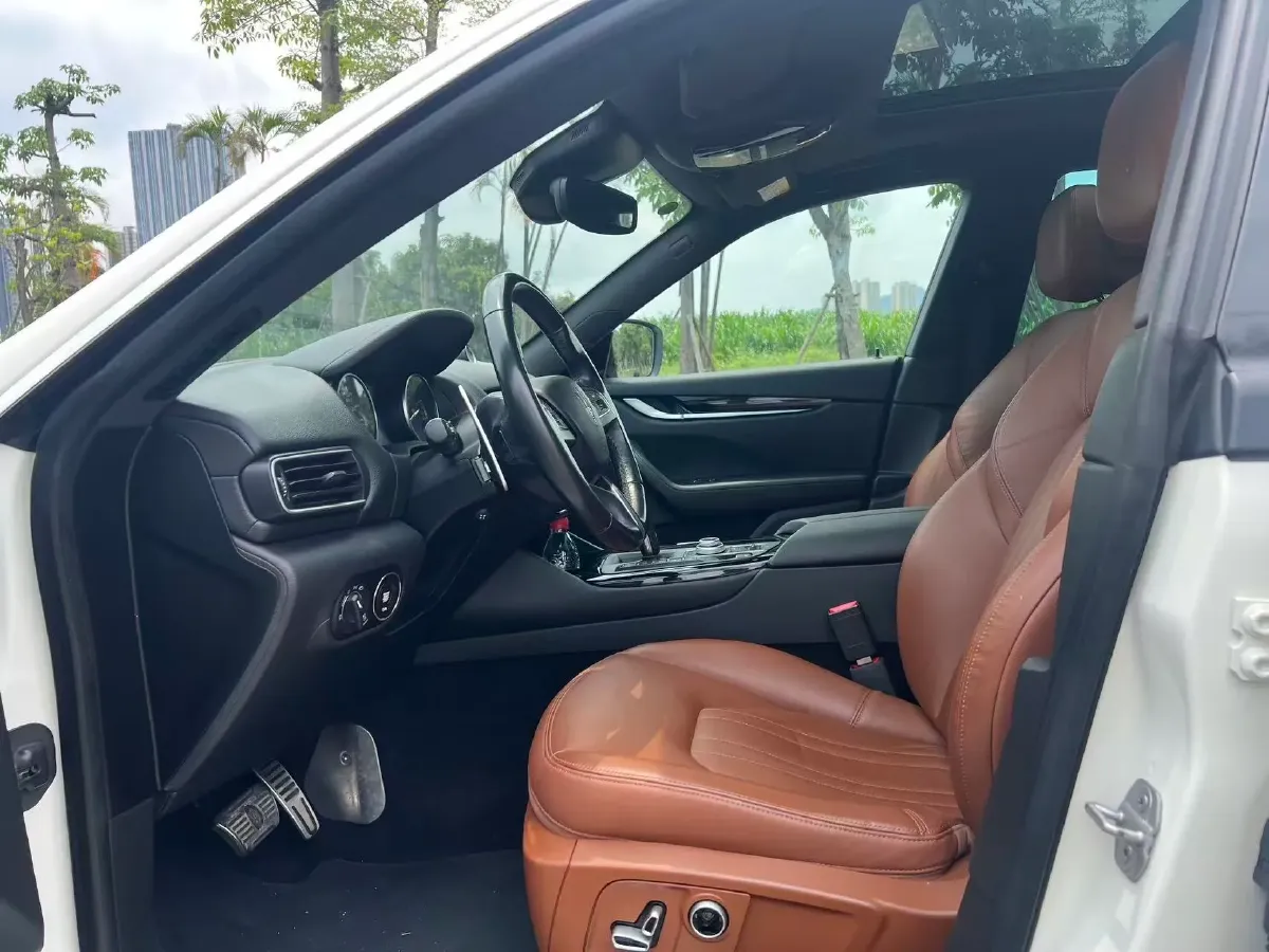 2022 Maserati Levante 2.0T 330HP L4 8AT,autocango,china used car exporter,china ev exporter,chinese used car exporter,chinese used ev exporter