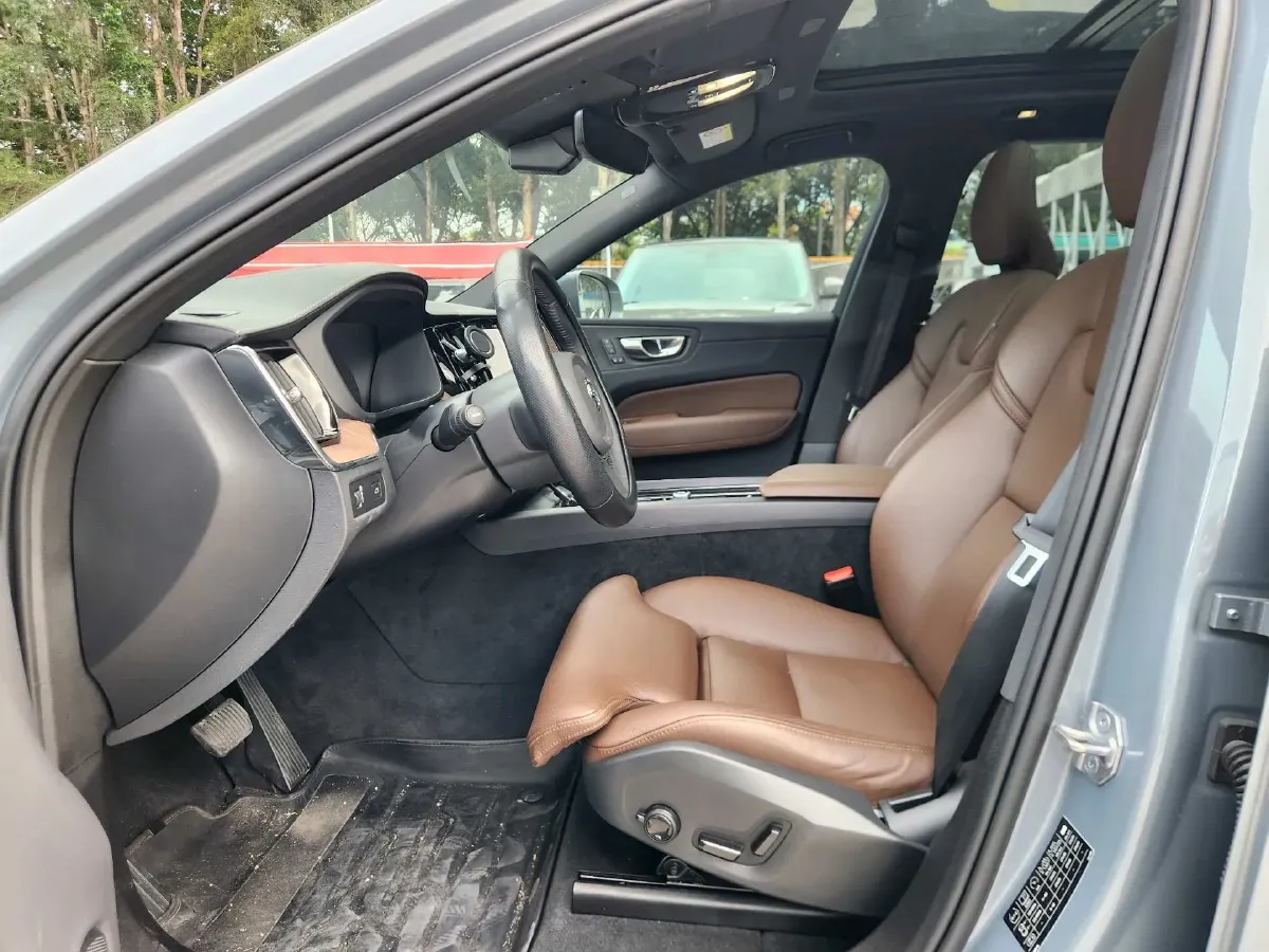 2022 Volvo XC60 2.0T 250HP L4 8AT,autocango,china used car exporter,china ev exporter,chinese used car exporter,chinese used ev exporter