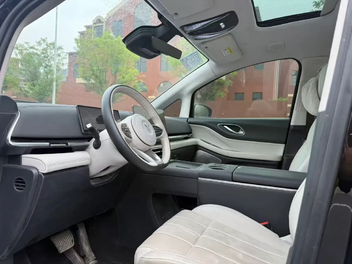 2025 Voyah Dream 1.5T 150HP L4 PHEV 41.7KWH,autocango,china used car exporter,china ev exporter,chinese used car exporter,chinese used ev exporter