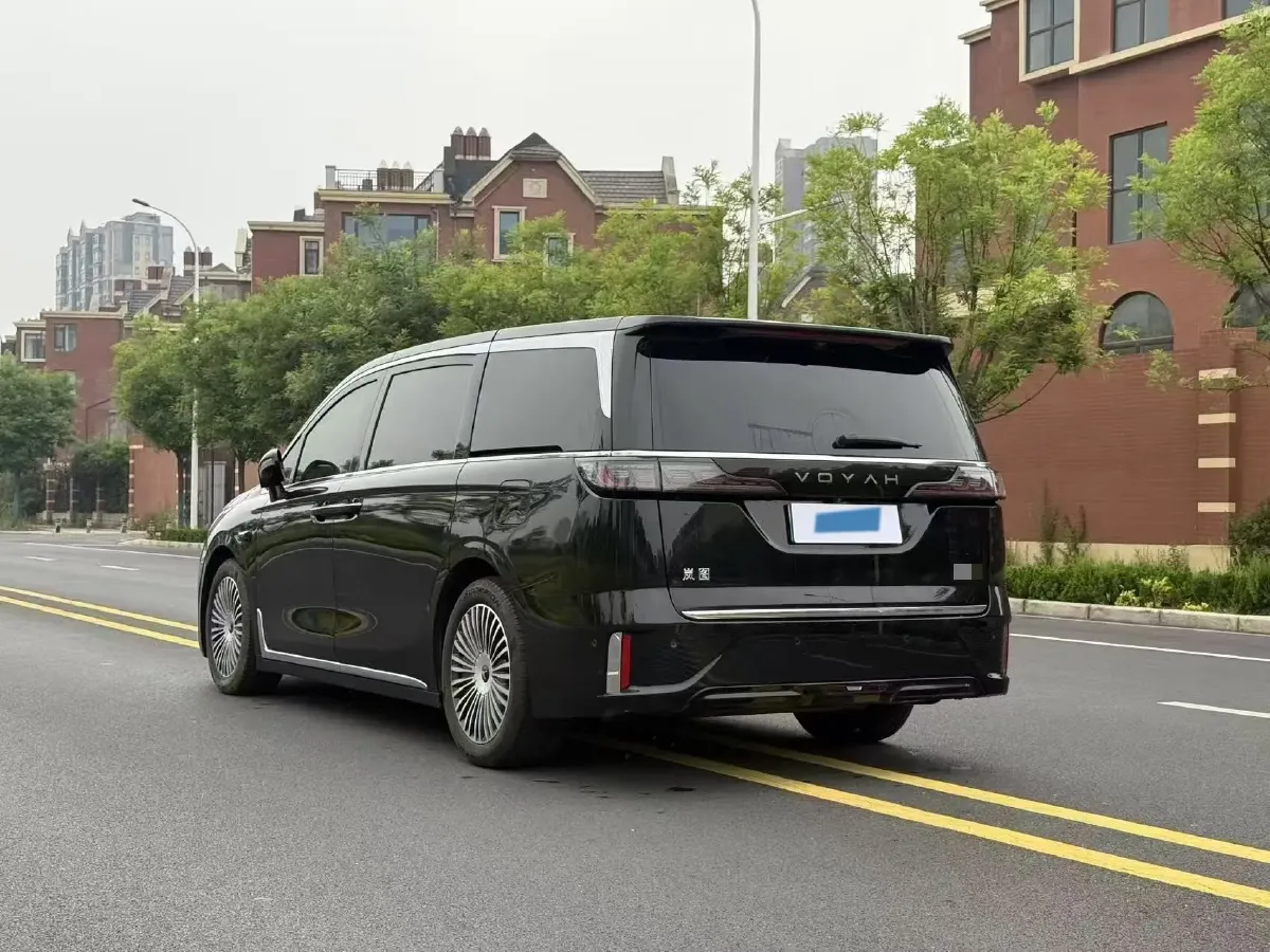 2025 Voyah Dream 1.5T 150HP L4 PHEV 41.7KWH,autocango,china used car exporter,china ev exporter,chinese used car exporter,chinese used ev exporter