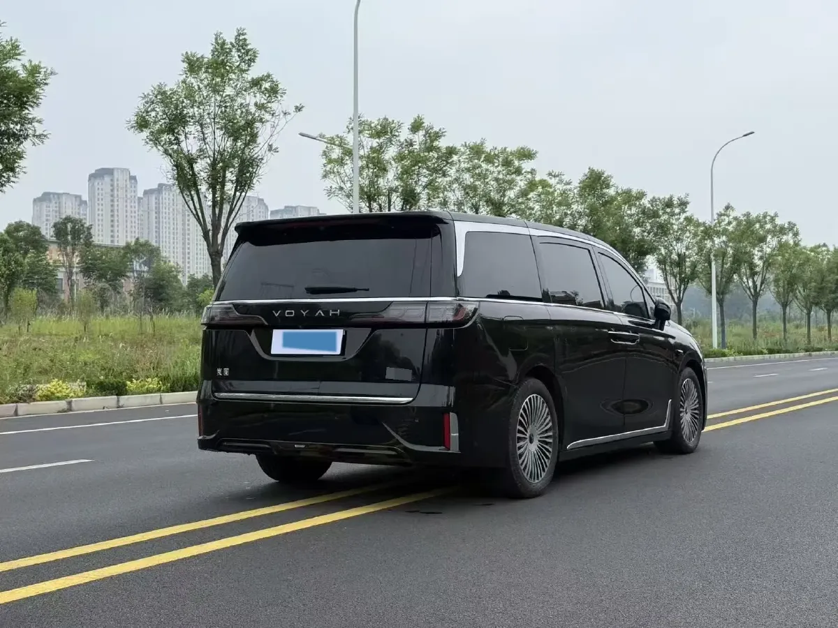 2025 Voyah Dream 1.5T 150HP L4 PHEV 41.7KWH,autocango,china used car exporter,china ev exporter,chinese used car exporter,chinese used ev exporter