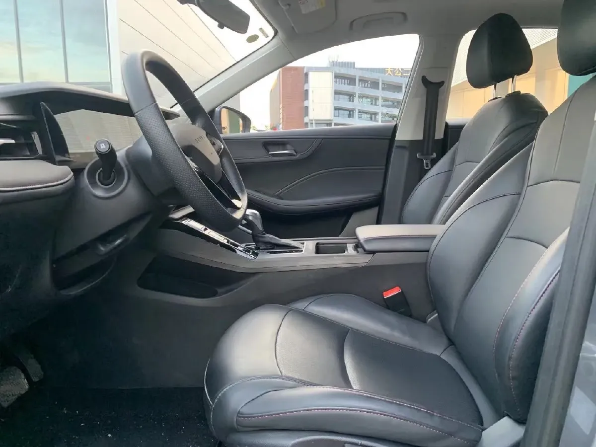 2024 Roewe i5 1.5L 129HP L4 CVT,autocango,china used car exporter,china ev exporter,chinese used car exporter,chinese used ev exporter