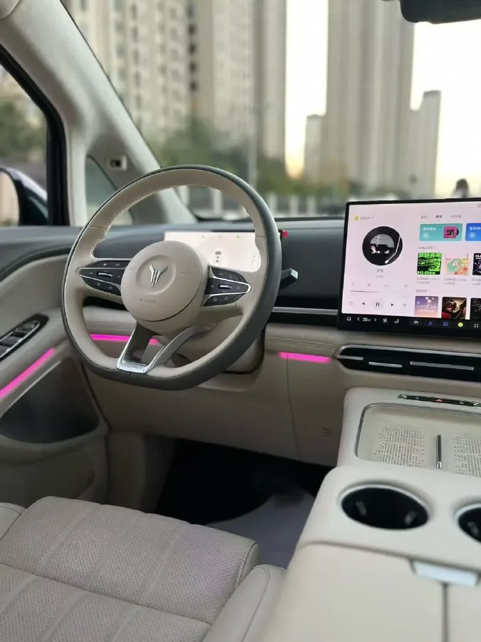 2025 Voyah Dream 1.5T 150HP L4 PHEV 41.7KWH,autocango,china used car exporter,china ev exporter,chinese used car exporter,chinese used ev exporter
