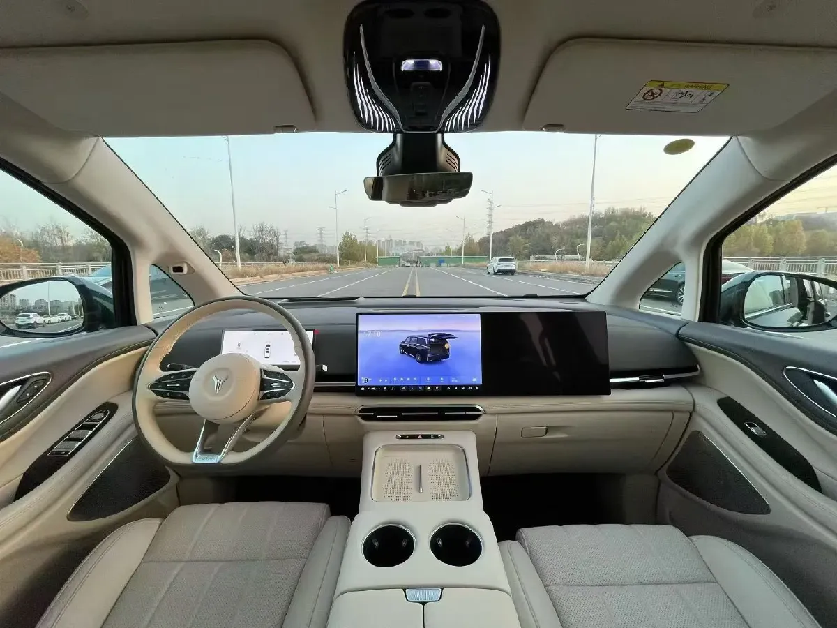 2025 Voyah Dream 1.5T 150HP L4 PHEV 41.7KWH,autocango,china used car exporter,china ev exporter,chinese used car exporter,chinese used ev exporter