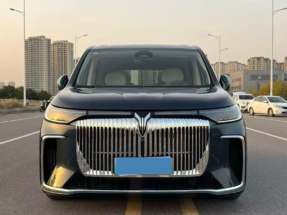 2025 Voyah Dream 1.5T 150HP L4 PHEV 41.7KWH,autocango,china used car exporter,china ev exporter,chinese used car exporter,chinese used ev exporter