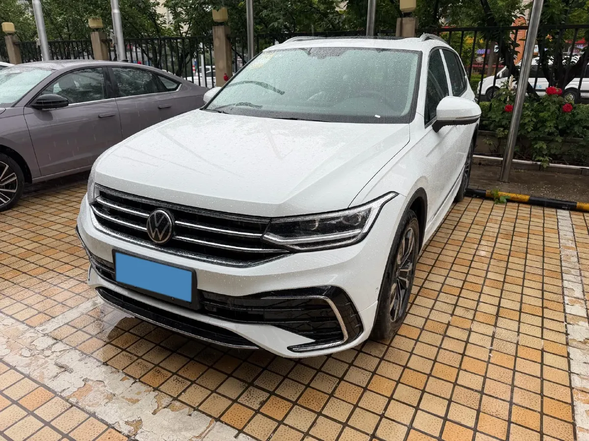 2025 Volkswagen Tiguan L 2.0T 186HP L4 7DCT,autocango,china used car exporter,china ev exporter,chinese used car exporter,chinese used ev exporter