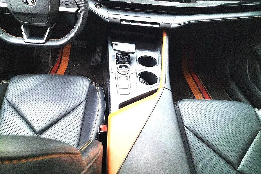 2023 ChangAn UNI-V iDD 1.5T 170HP L4 6TCT PHEV 18.4KWH,autocango,china used car exporter,china ev exporter,chinese used car exporter,chinese used ev exporter