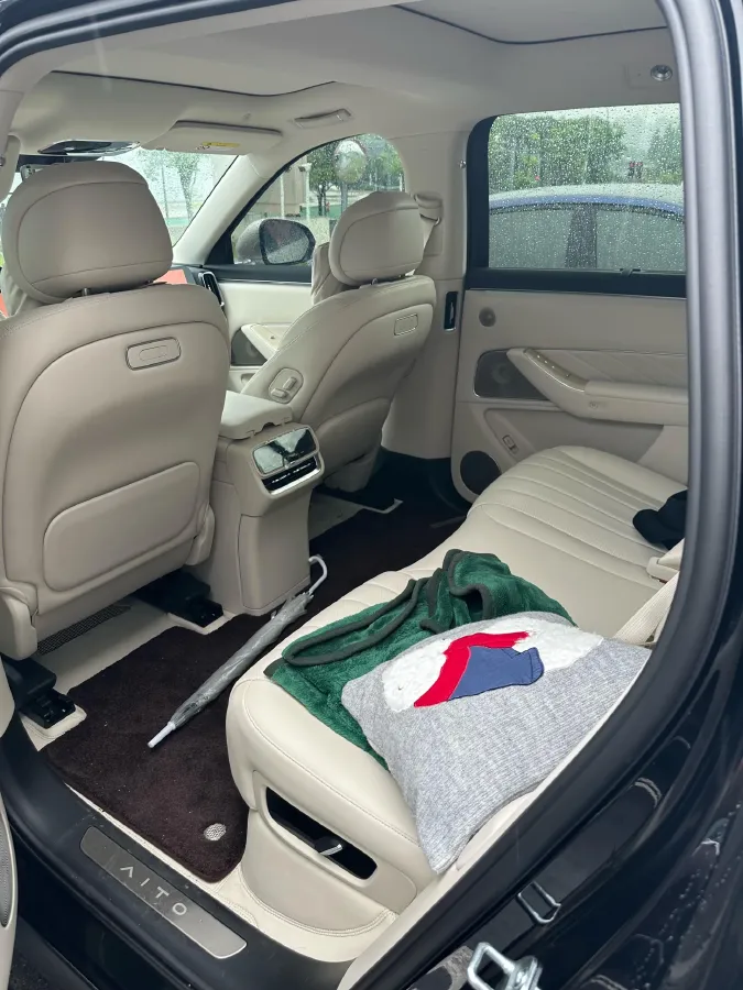 2025 AITO AITO M8 REEV 160HP REEV 53.4KWH,autocango,china used car exporter,china ev exporter,chinese used car exporter,chinese used ev exporter