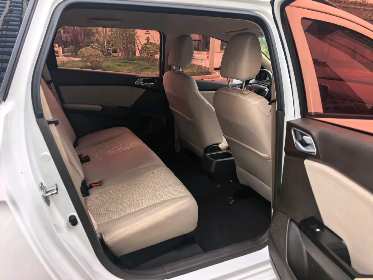 2017 BaoJun 310W 1.5L 112HP L4 6MT,autocango,china used car exporter,china ev exporter,chinese used car exporter,chinese used ev exporter