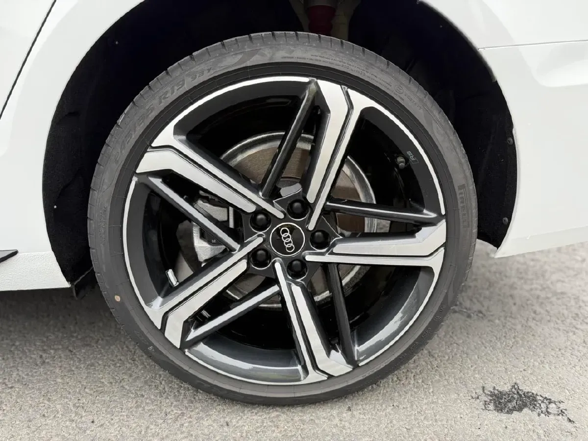 2025 Audi A4L 2.0T 190HP L4 7DCT,autocango,china used car exporter,china ev exporter,chinese used car exporter,chinese used ev exporter