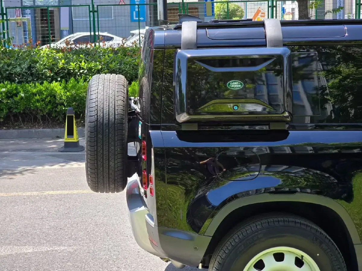 2022 Land Rover Defender 2.0T 300HP L4 8AT,autocango,china used car exporter,china ev exporter,chinese used car exporter,chinese used ev exporter
