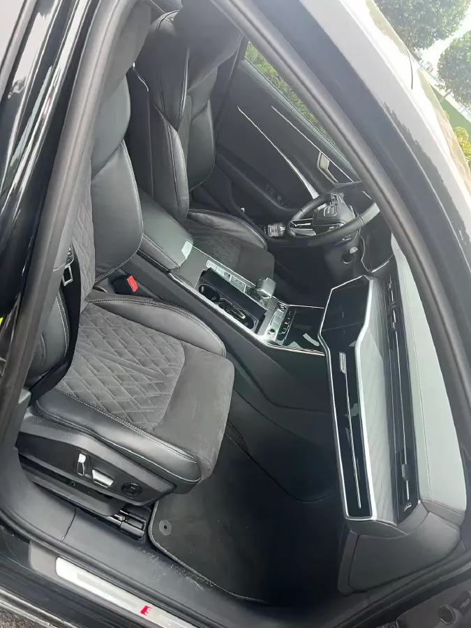 2024 Audi A6L 2.0T 245HP L4 7DCT,autocango,china used car exporter,china ev exporter,chinese used car exporter,chinese used ev exporter