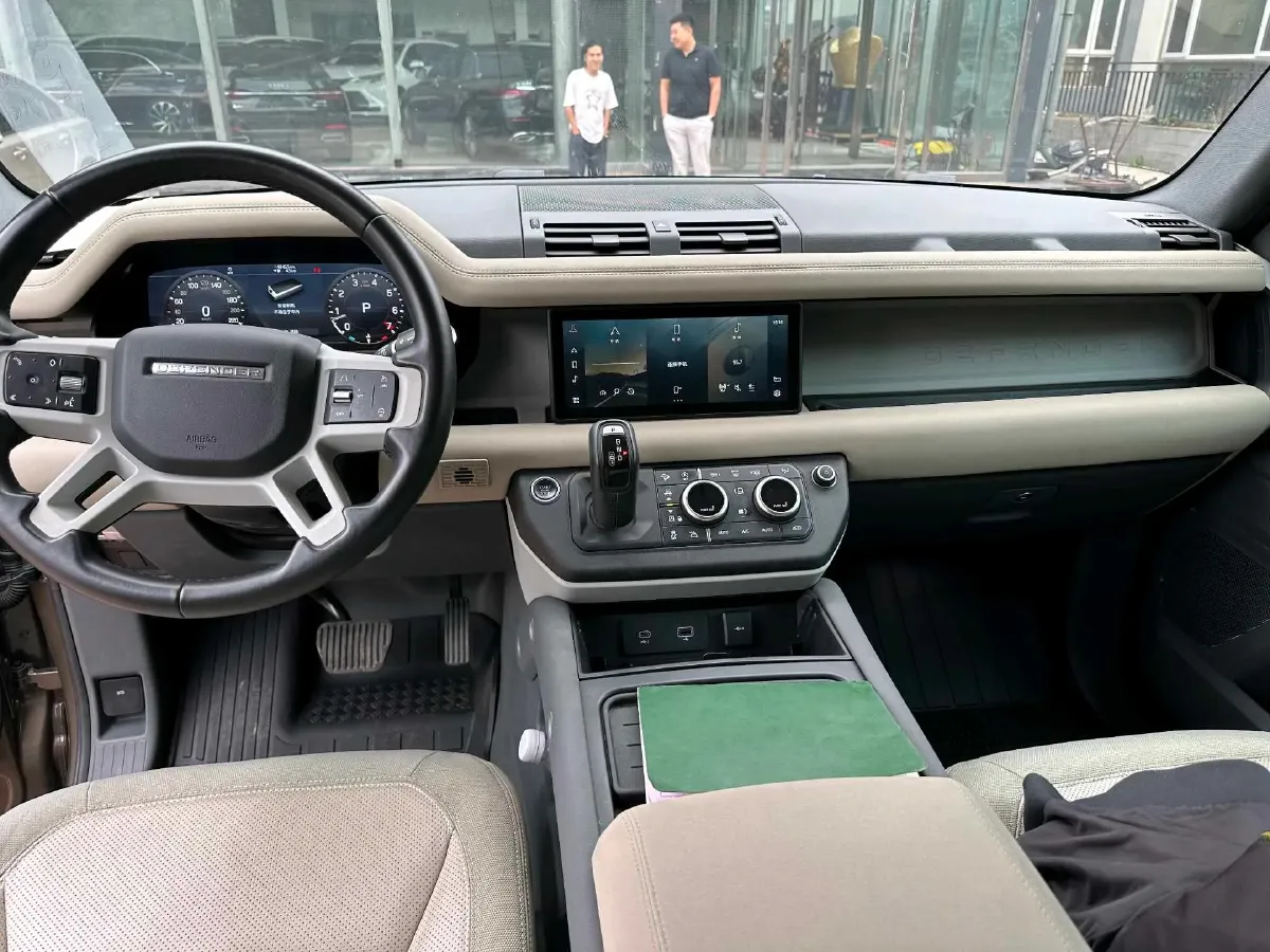 2020 Land Rover Defender 3.0T 400HP L6 8AT,autocango,china used car exporter,china ev exporter,chinese used car exporter,chinese used ev exporter