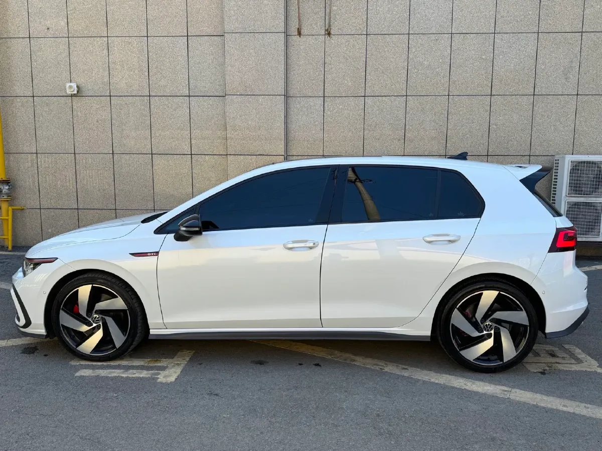 2021 Volkswagen GolfGTI 2.0T 220HP L4 7DCT,autocango,china used car exporter,china ev exporter,chinese used car exporter,chinese used ev exporter