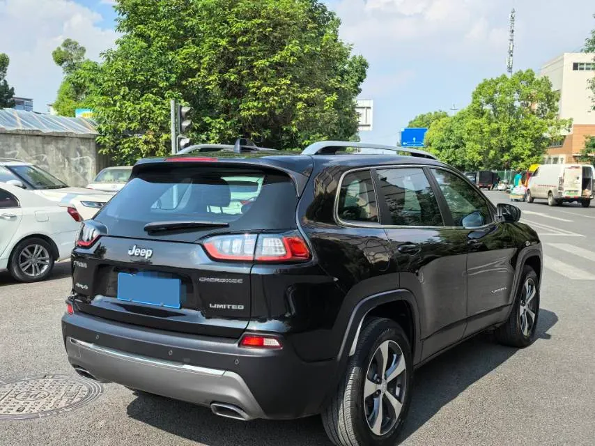 2019 Jeep Cherokee 2.0T 265HP L4 9AT,autocango,china used car exporter,china ev exporter,chinese used car exporter,chinese used ev exporter