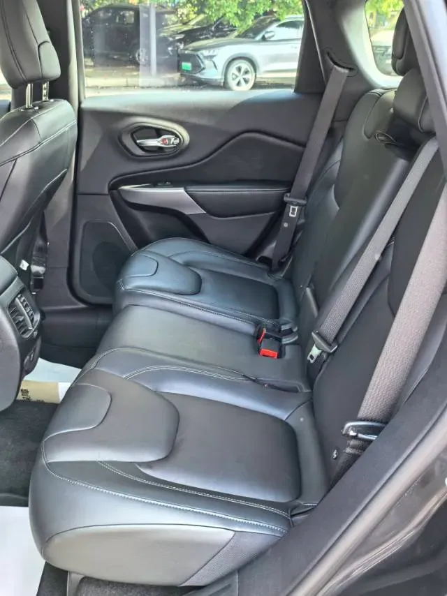 2019 Jeep Cherokee 2.0T 265HP L4 9AT,autocango,china used car exporter,china ev exporter,chinese used car exporter,chinese used ev exporter