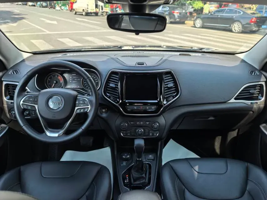 2019 Jeep Cherokee 2.0T 265HP L4 9AT,autocango,china used car exporter,china ev exporter,chinese used car exporter,chinese used ev exporter
