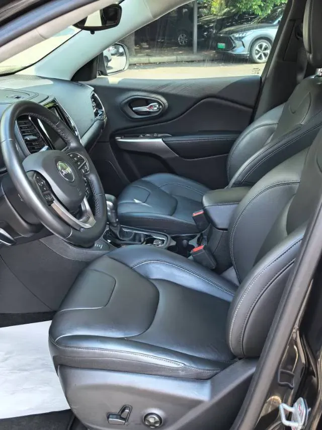 2019 Jeep Cherokee 2.0T 265HP L4 9AT,autocango,china used car exporter,china ev exporter,chinese used car exporter,chinese used ev exporter