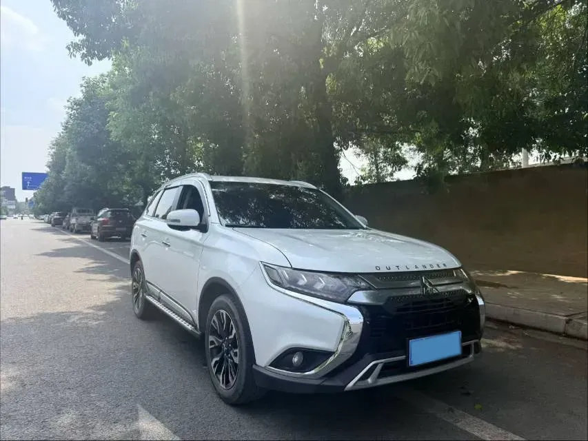 2020 Mitsubishi Outlander 2.4L 192HP L4 CVT,autocango,china used car exporter,china ev exporter,chinese used car exporter,chinese used ev exporter