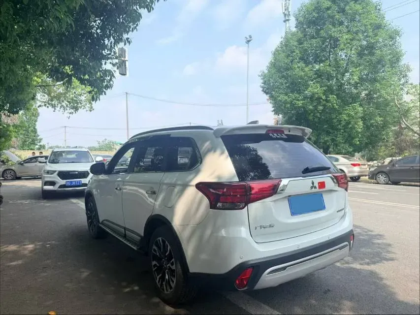 2020 Mitsubishi Outlander 2.4L 192HP L4 CVT,autocango,china used car exporter,china ev exporter,chinese used car exporter,chinese used ev exporter