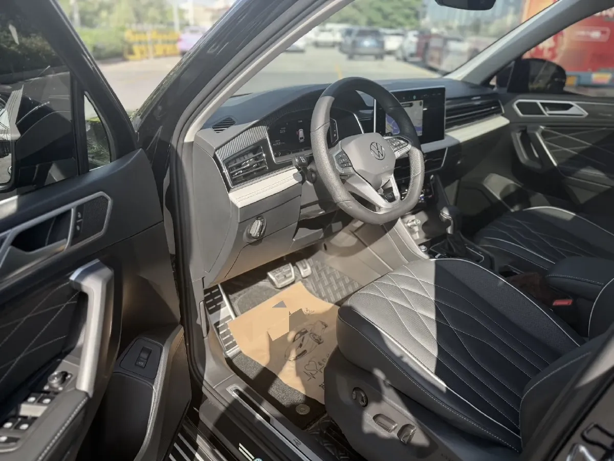 2024 Volkswagen Tiguan L 2.0T 186HP L4 7DCT,autocango,china used car exporter,china ev exporter,chinese used car exporter,chinese used ev exporter