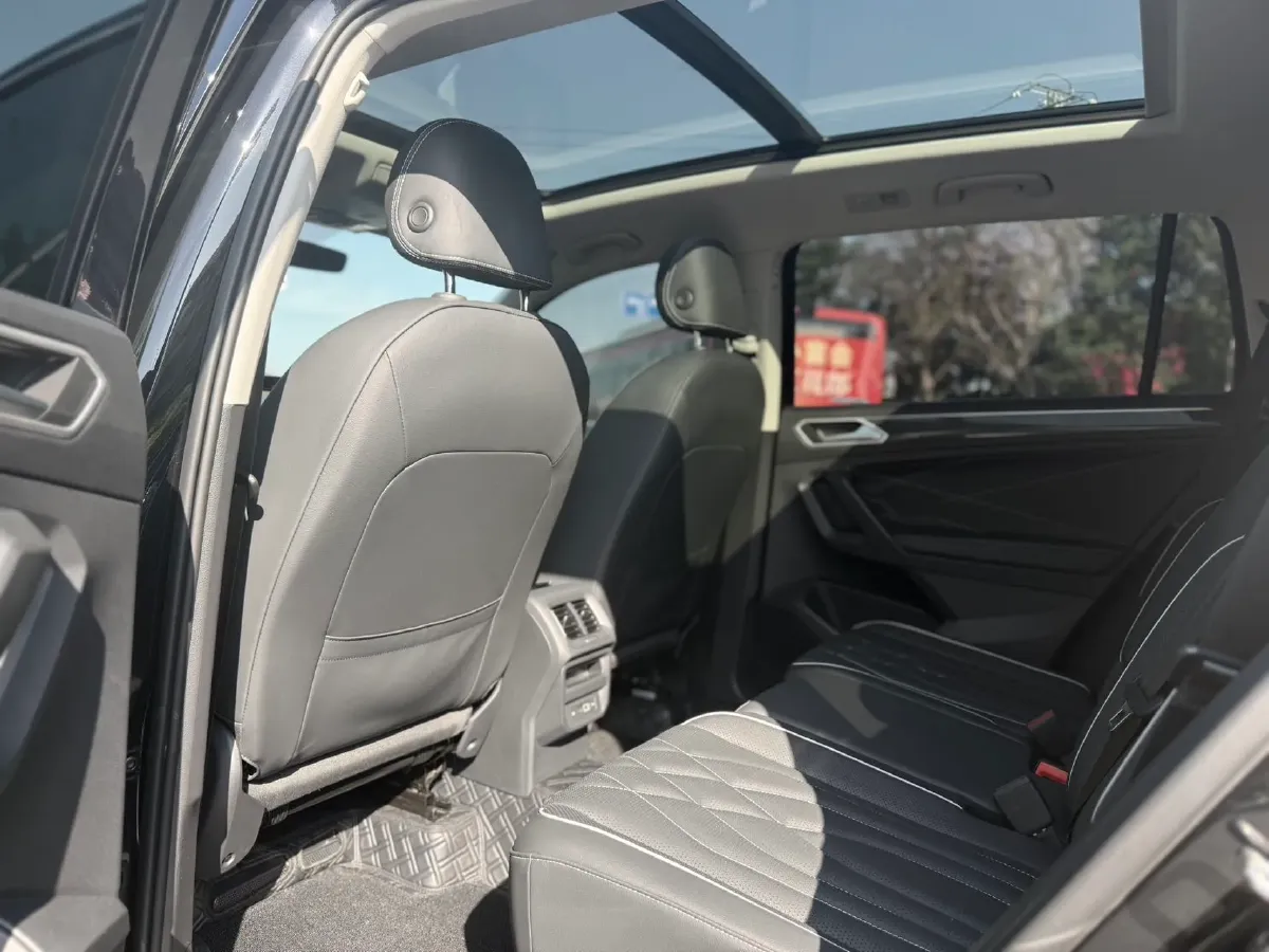 2024 Volkswagen Tiguan L 2.0T 186HP L4 7DCT,autocango,china used car exporter,china ev exporter,chinese used car exporter,chinese used ev exporter