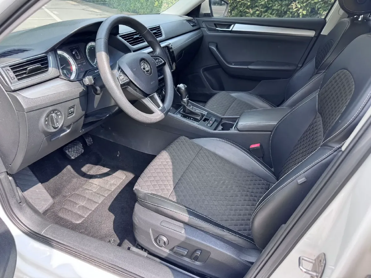 2018 Skoda Superb 1.8T 180HP L4 7DCT,autocango,china used car exporter,china ev exporter,chinese used car exporter,chinese used ev exporter