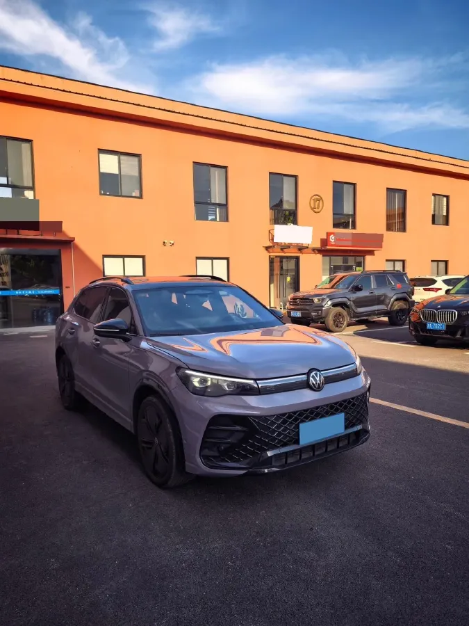 2024 Volkswagen Tiguan L 2.0T 220HP L4 7DCT,autocango,china used car exporter,china ev exporter,chinese used car exporter,chinese used ev exporter