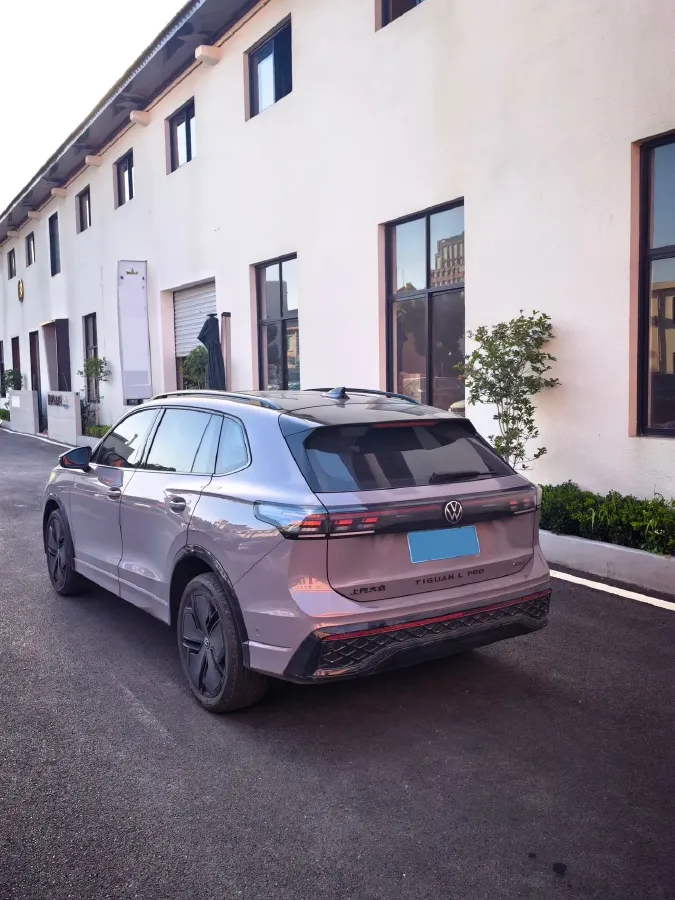 2024 Volkswagen Tiguan L 2.0T 220HP L4 7DCT,autocango,china used car exporter,china ev exporter,chinese used car exporter,chinese used ev exporter