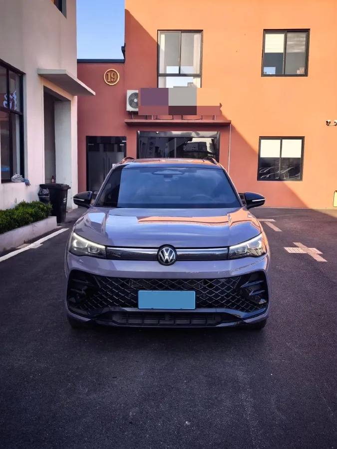 2024 Volkswagen Tiguan L 2.0T 220HP L4 7DCT,autocango,china used car exporter,china ev exporter,chinese used car exporter,chinese used ev exporter