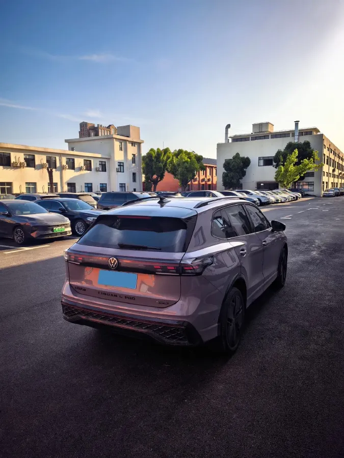 2024 Volkswagen Tiguan L 2.0T 220HP L4 7DCT,autocango,china used car exporter,china ev exporter,chinese used car exporter,chinese used ev exporter