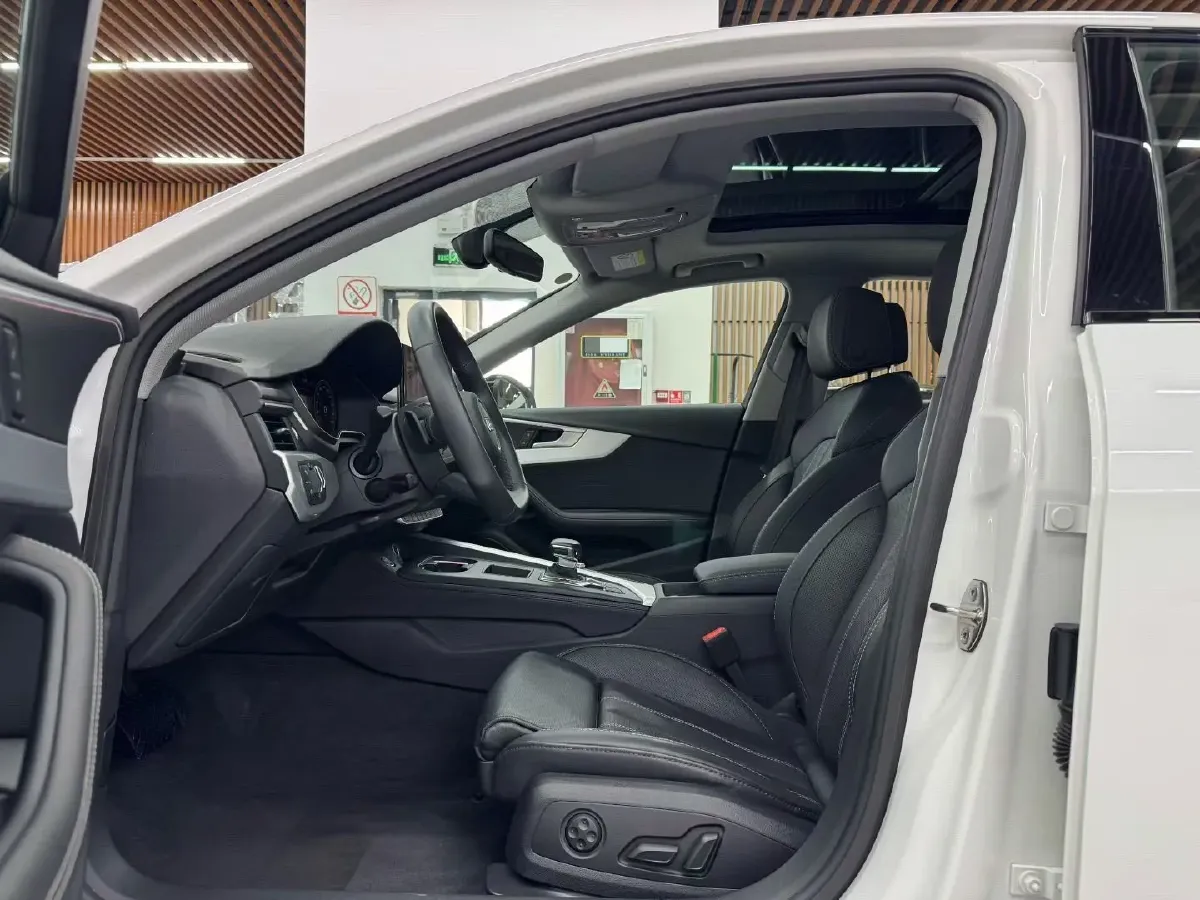 2023 Audi A4L 2.0T 190HP L4 7DCT,autocango,china used car exporter,china ev exporter,chinese used car exporter,chinese used ev exporter