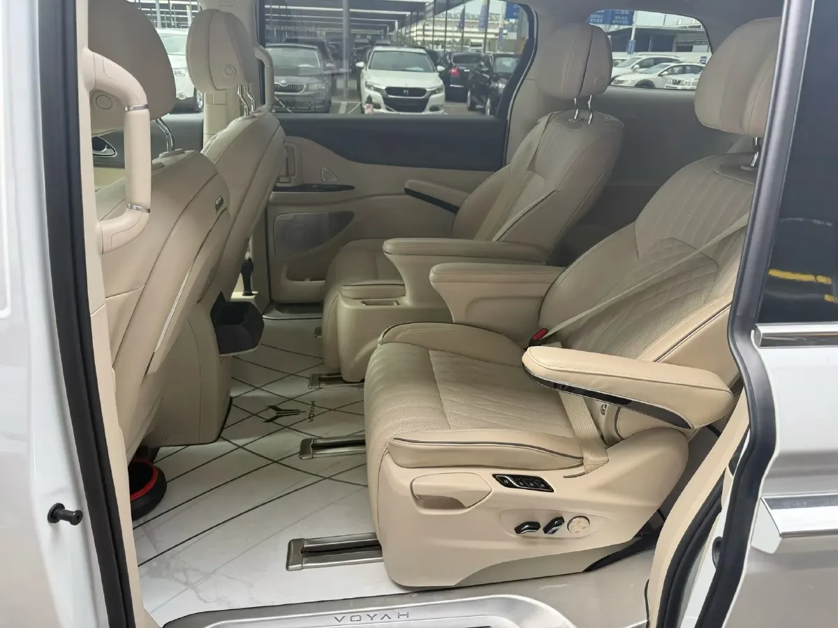 2022 Voyah Dream 1.5T 136HP L4 PHEV 25.57KWH,autocango,china used car exporter,china ev exporter,chinese used car exporter,chinese used ev exporter