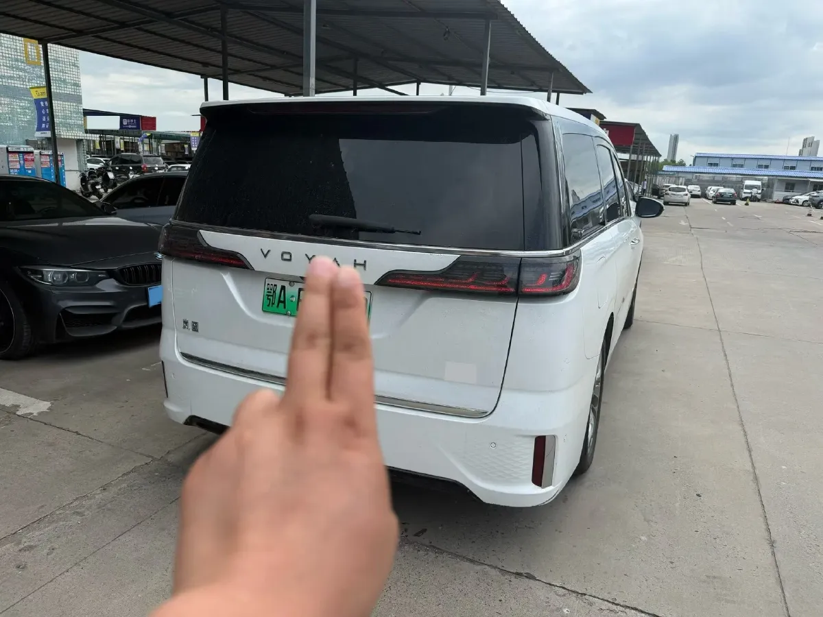 2022 Voyah Dream 1.5T 136HP L4 PHEV 25.57KWH,autocango,china used car exporter,china ev exporter,chinese used car exporter,chinese used ev exporter