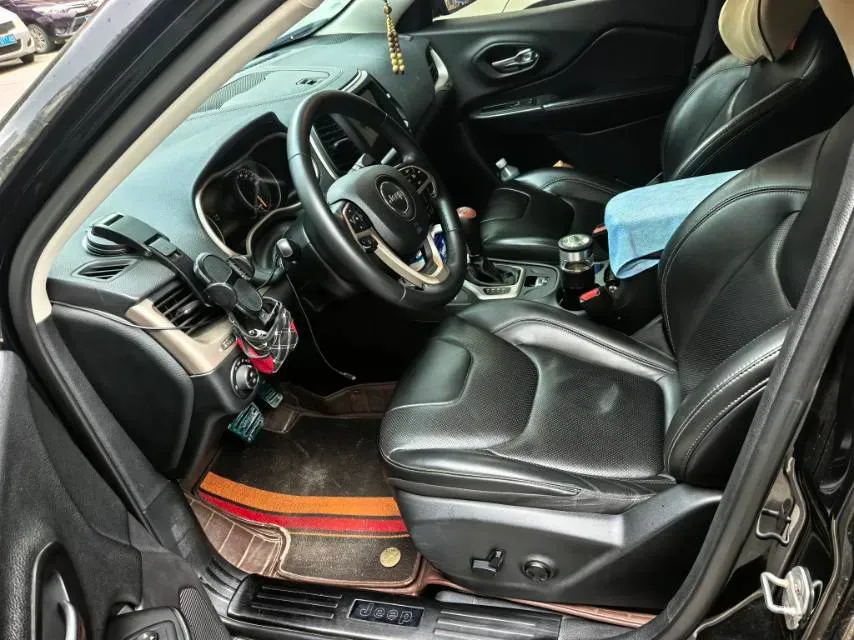 2017 Jeep Cherokee 2.4L 175HP L4 9AT,autocango,china used car exporter,china ev exporter,chinese used car exporter,chinese used ev exporter