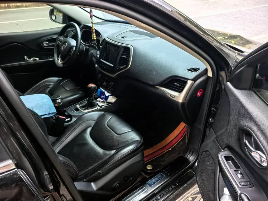 2017 Jeep Cherokee 2.4L 175HP L4 9AT,autocango,china used car exporter,china ev exporter,chinese used car exporter,chinese used ev exporter