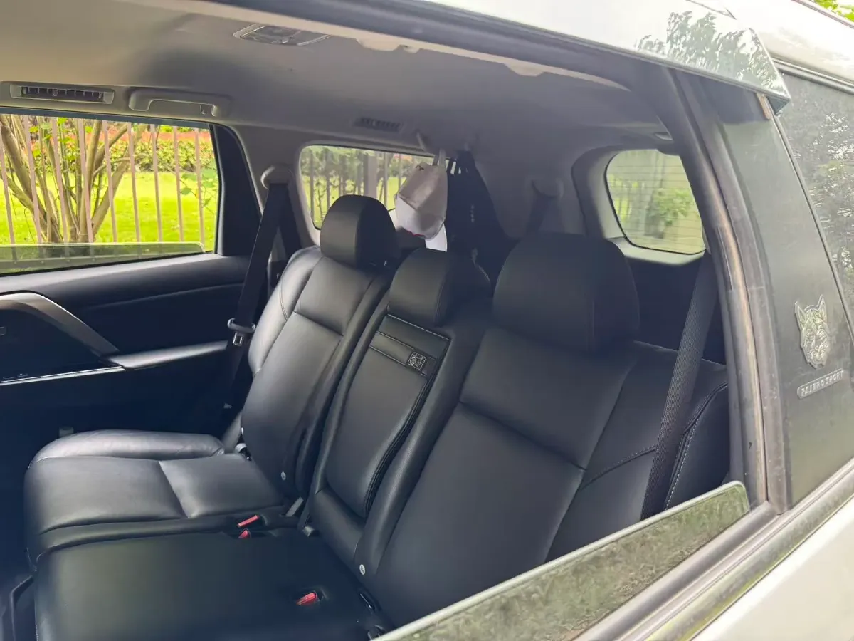 2020 Mitsubishi Pajero 3.0L 209HP V6 8AT,autocango,china used car exporter,china ev exporter,chinese used car exporter,chinese used ev exporter